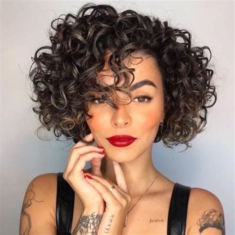 chanel no cabelo cacheado